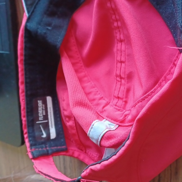 Nike baseball hat feathetlight dri-fit in red w/white accents. Unisex in EUC. 🧢 - Picture 4 of 4